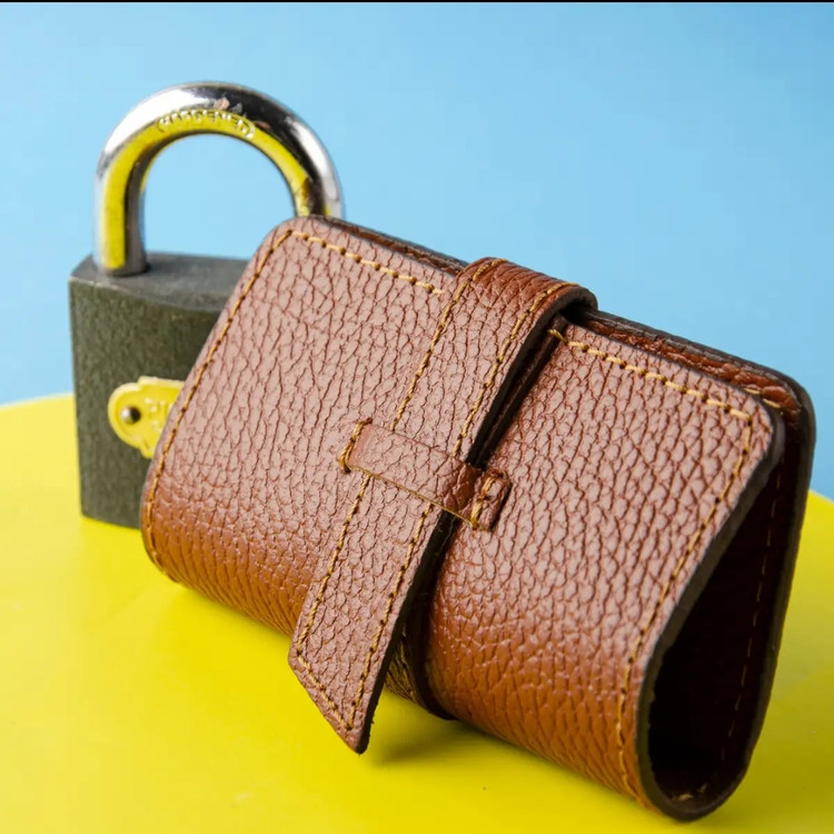 جاکلیدی چرم طبیعی با جای کارت